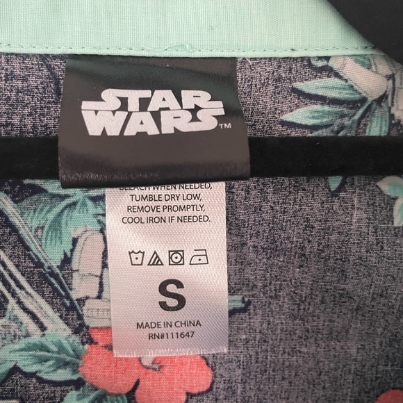 Star Wars Hawaiian print button up shirt Men’s size Small - Picture 2 of 3